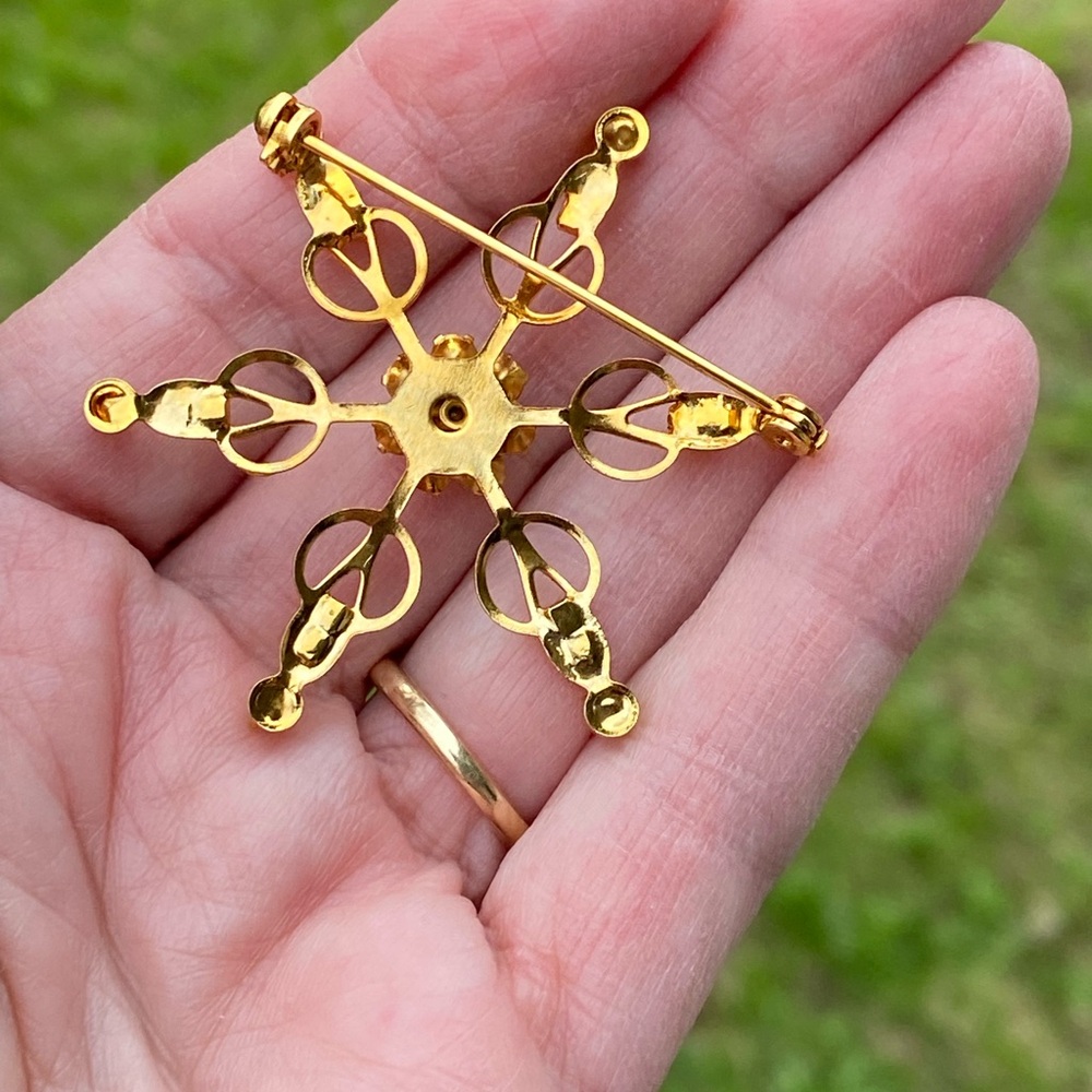 Elegant Gold Star Rhinestone Brooch - Picture 2 of 5